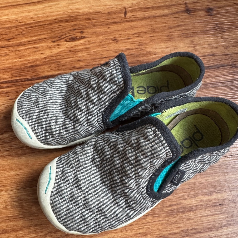 PLAE Kids Striped Slip-On Slippers - Gray and Black Migi 11